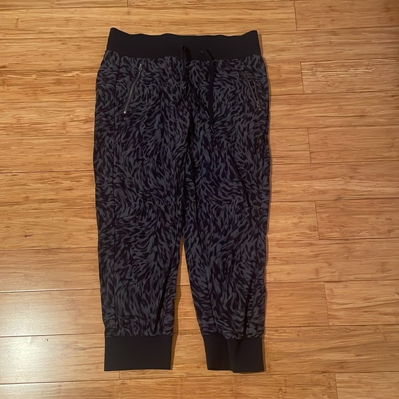 Athleta Trekkie North Printed Crop Jogger, Lynx, Size 10 - Picture 2 of 4